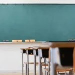 Στα κρατητήρια εκπαιδευτικός μετά από καταγγελία γονέα που υποστηρίζει ότι έπιασε το παιδί από το λαιμό