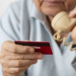 Πώς να Προστατέψεις τους Ηλικιωμένους Γονείς σου 