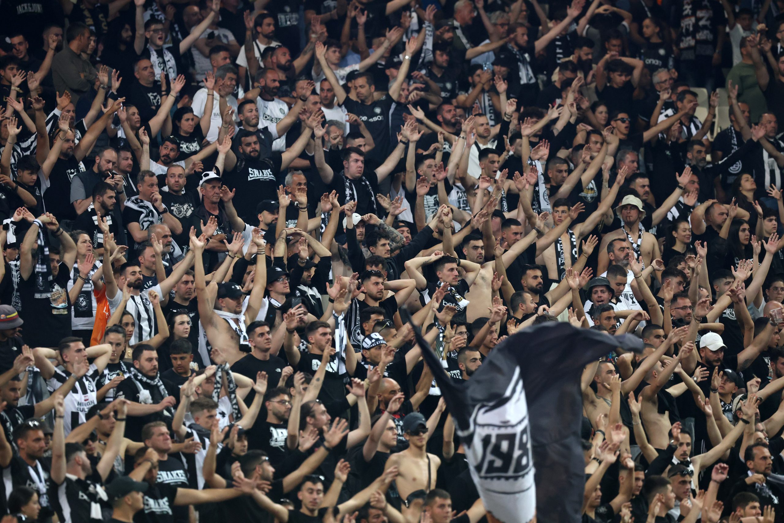 Ζει και αναπνέει ο κόσμος του ΟΦΗ για το μεγάλο ματς και ανακοίνωση: “Η ομάδα μας γιορτάζει, η πόλη στα χρώματα της”