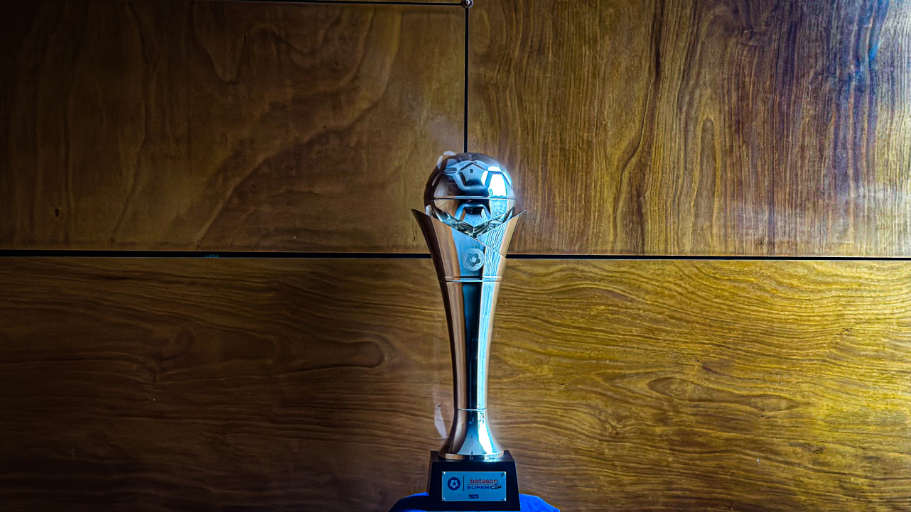 Το τρόπαιο του Super Cup στον Πειραιά πριν καταλήξει στο Ηράκλειο