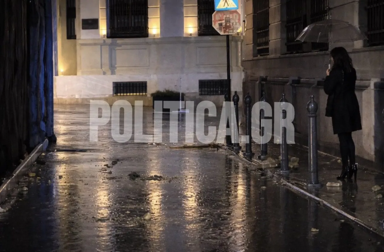 Hράκλειο: Τρόμος στο κέντρο της πόλης – Αποκολλήθηκαν κομμάτια μπαλκονιού