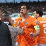 Το σποτάκι του ΣΠΟΡ FM 104,2 με το γκολ της πρόκρισης του ΟΦΗ μέσα στην Λιβαδειά: “Σφύρα το Παπαπέτρου να φύγουμε, ο αρχηγός του ΟΦΗ έριξε ρουκέτα”