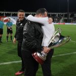 Η αγκαλιά Μαχλά – Κόντη στο γήπεδο και η συγκίνηση του για το κύπελλο του ΟΦΗ