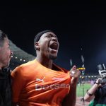 Video | Iσέκα: Η στιγμή που ο χρυσός σκόρερ του ΟΦΗ παραλαμβάνει το βραβείο του MVP