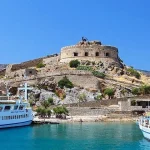 Θρίλερ σε σχολική εκδρομή στη Σπιναλόγκα: Επείγουσα διακομιδή 17χρονου μαθητή