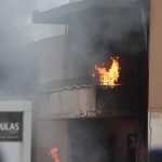 Ηράκλειο: Σε μπαλκόνια η φωτιά στον Άγιο Ιωάννη – Τιτάνια προσπάθεια της Πυροσβεστικής