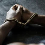 Χειροπέδες στον 18χρονο διακινητή που μετέφερε 31 μετανάστες στον Δήμο Γόρτυνας