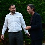 Ο Ηλίας Πουρσανίδης στην κλήρωση της Stoiximan Super League και ζεστό τετ α τετ με τον Μηνά Λυσάνδρου