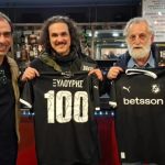 Ο Ηλίας Πουρσανίδης στην παράσταση για την ζωή του Νίκου Ξυλούρη – Τιμήθηκε από την Ουρανία Ξυλούρη για την κατάκτηση του Κυπέλλου
