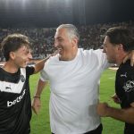 Pics | Πανηγύρισε αγκαλιά με τους παίκτες τη μεγάλη νίκη επί της ΤΣΣΚΑ Σόφιας ο Μιχάλης Μπούσης!