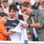Το χειροκρότημα στον Ηλία, επιβράβευση του κόσμου του ΟΦΗ…
