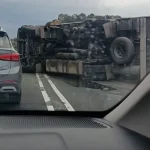 Φορτηγό εξετράπη της πορείας του στον ΒΟΑΚ στο ύψος των Πέρα Γαλήνων