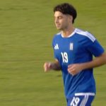 Ο Κωστούλας με καρφωτή κεφαλιά κάνει το 2-0 για την Ελλάδα – Δείτε το γκολ του παίκτη του ΟΦΗ