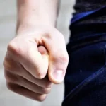 Μάλια: Χτύπησε 12χρονο και επιτέθηκε λεκτικά στη σύντροφό του