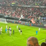 Το χειροκρότημα του κόσμου στους παίκτες του ΟΦΗ μετά την υπερπροσπάθεια στη Ρεν