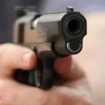 Μαλεβίζι: Πυροβολισμοί έξω από σπίτι και εισβολή με όπλο – Συνελήφθη μετά το αυτόφωρο